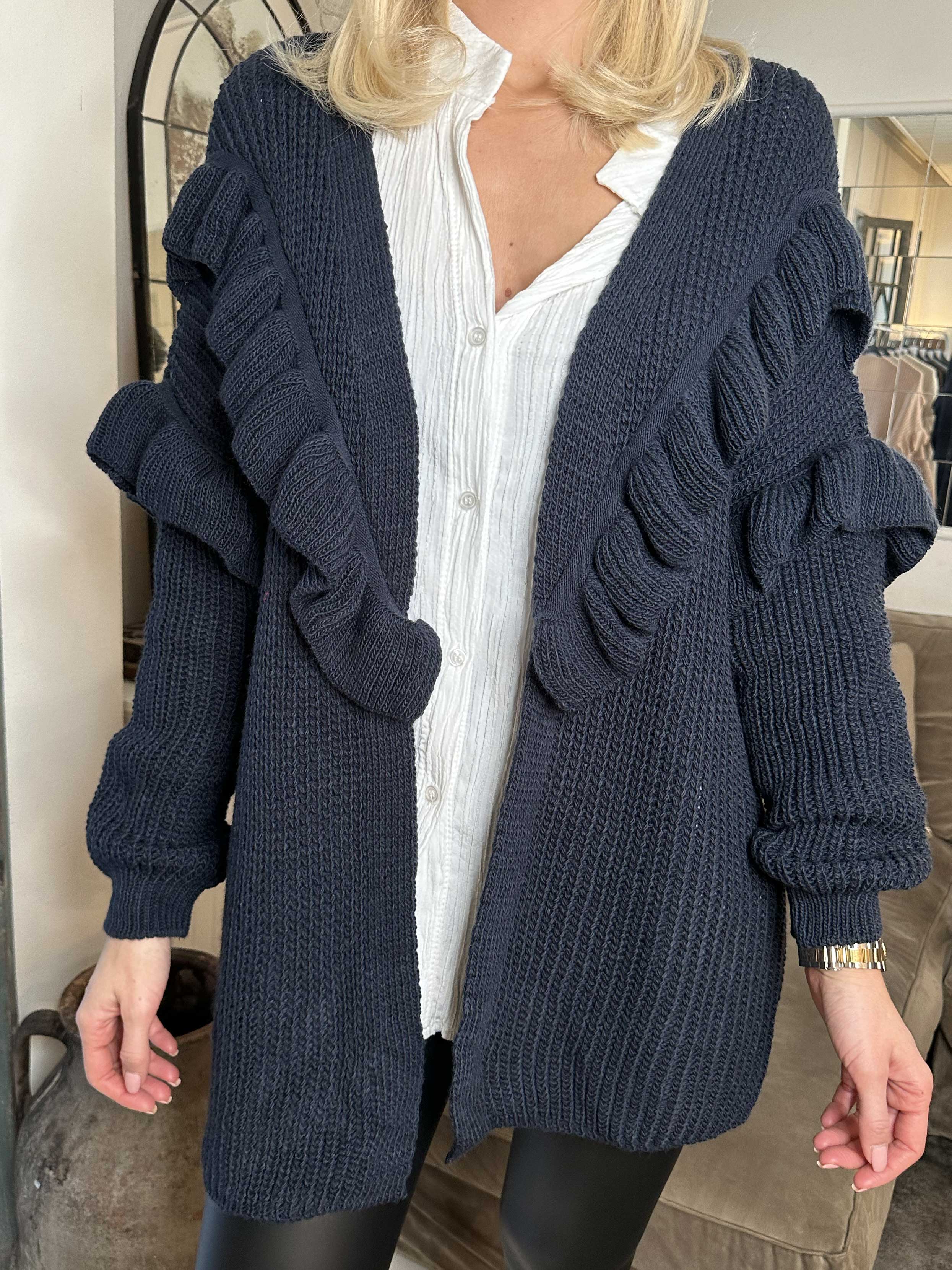 Ellis Cardigan - Lækker strikcardigan med fine flæsedetaljer